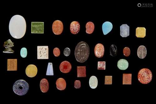 30 sceaux, Iran, époque Qajar (1786–1925) - Cornalines et pierres diverses, [...]