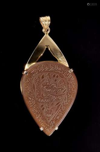 Amulette en agate en amande montée en pendentif, Iran, XXe s - Or jaune 750, H 9,5 cm -