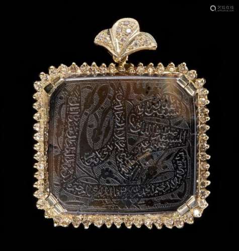 Amulette talismanique rectangulaire montée en pendentif, Iran, XXe s - Agate, or [...]
