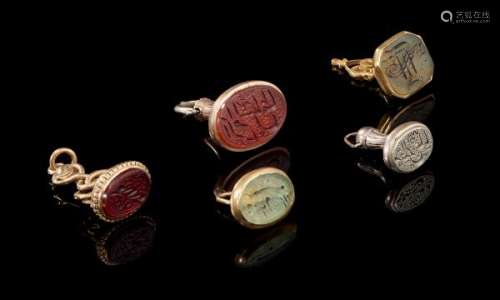 5 sceaux montés en or, Iran, époque Qajar (1786–1925) - Cornalines et pierre [...]