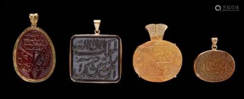 4 sceaux montés en pendentif, Iran - Agates gravées en nasta'liq, or jaune, L de [...]