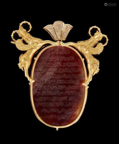 Grande amulette talismanique montée en pendentif, Iran, XXe s - Agate, or jaune 750 [...]
