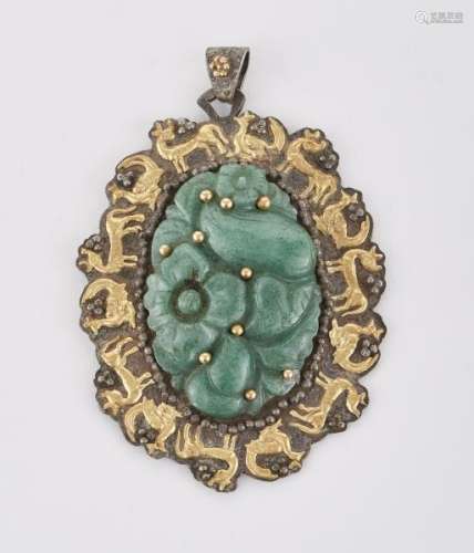Pendentif en jade, probablement Iran, époque Qajar, XIXe s - Monté en argent et or [...]