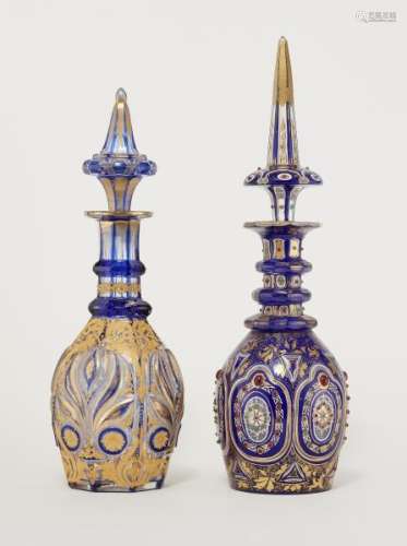 Deux carafes, Bohème, XIXe s. pour le marché Qajar - Verre, overlay bleu, émaux [...]
