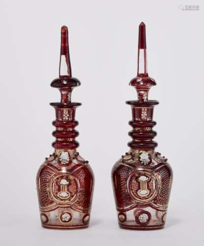 Paire de carafes, Bohème, XIXe s. pour le marché Qajar - Verre rubis, émaux [...]