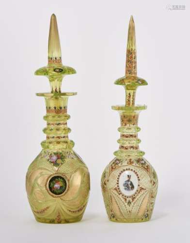 Deux grandes carafes, Bohème, XIXe s. pour le marché Qajar - Verre teinté vert, [...]