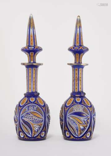 Paire de carafes, Bohème, XIXe s. pour le marché Qajar - Verre, overlay bleu, [...]