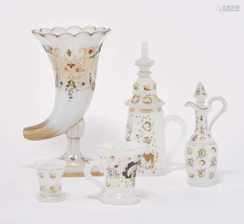 Six pièces: un vase rhyton, une aiguière, un flacon, deux gobelets et une chope, [...]