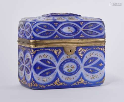 Grand coffret, Bohème, XIXe s. pour le marché Qajar - Opaline, overlay bleu à [...]