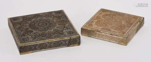 Deux boîtes carrées, Moyen-Orient - Argent ciselé, 1870 g -