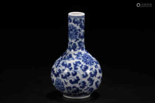 A Chinese Blue and White Porcelain Vase