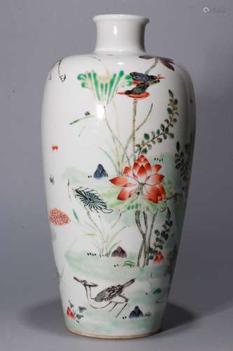 A Chinese Wucai Porcelain Vase