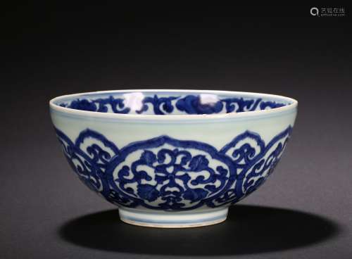 A LARGE BLUE AND WHITE FLORAL DECORATED BOWL