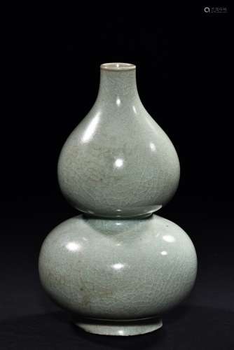 A CELADON GLAZED DOUBLE GOURD VASE