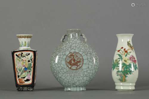 A GROUP OF THREE PORCELAIN VASES