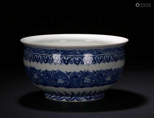 A BLUE AND WHITE 'RUYI' JAR