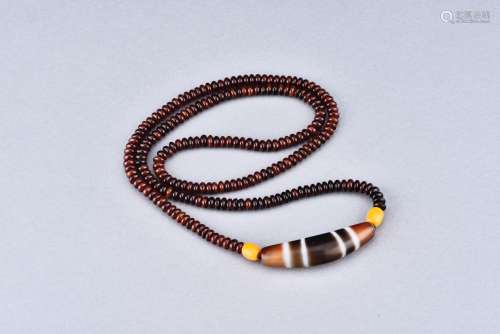 A TRI-COLOR CHUNG DZI BEAD NECKLACE