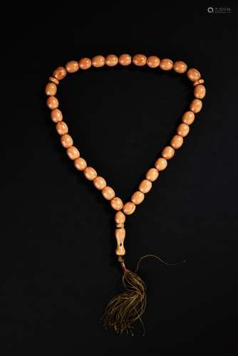AN AMBER BEAD NECKLACE