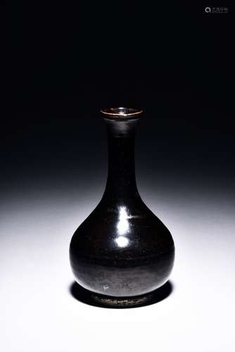 A BLACK-GLAZED LONG NECK VASE