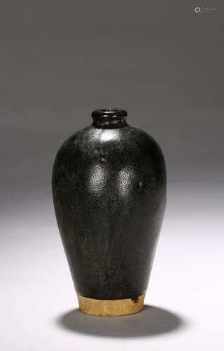 A BLACK GLAZED VASE MEIPING