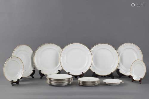 A SET OF 17 CHINESE EXPORTED DISHES