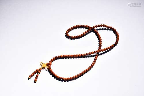 AN AMBER NECKLACE