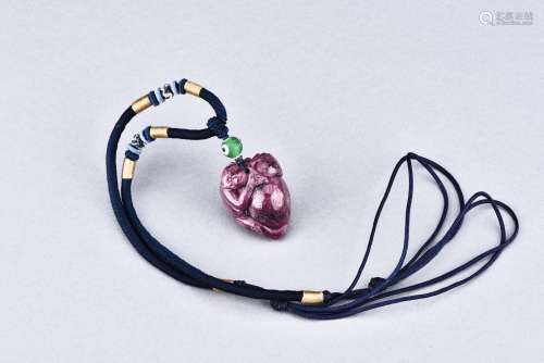 A TOURMALINE 'MONKEY AND PEACH' PENDANT NECKLACE