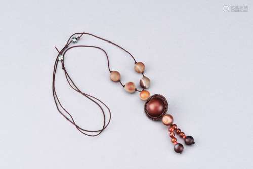 AN AGATE BEAD NECKLACE