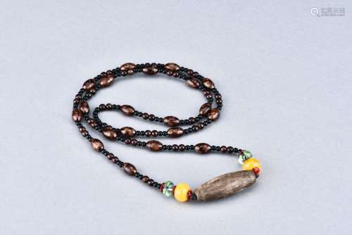 A DZI BEAD STYLE NECKLACE