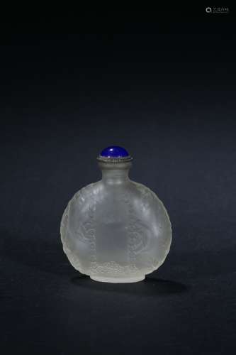 A CRYSTAL OR GLASS SNUFF BOTTLE