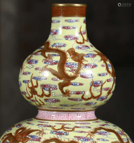 Daoguang pastel red dragon gourd bottle