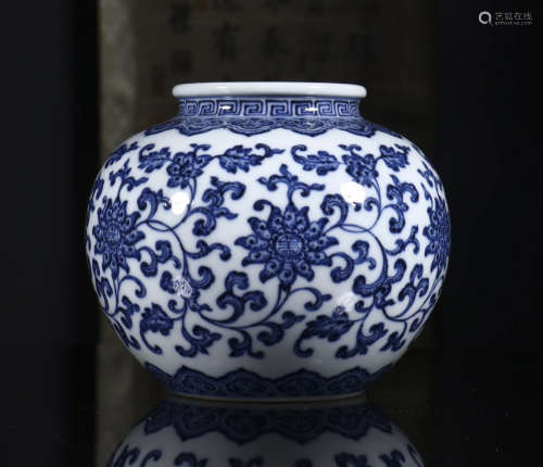 Qianlong blue and white tangled flower pot
