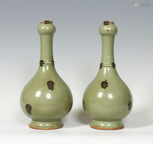 a pair of longquan garlic bottles from Yuan