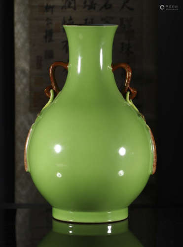 apple green glaze ear bottle from Qianlong year system