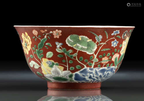 清代/民国 珊瑚红釉地花卉纹碗