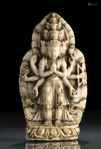 约明16世纪，西藏风格 石雕准体菩萨有屏莲座立像