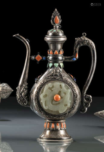 壶为中国1900年左右、玉饰为之前，蒙古风格 银胎嵌寳执壶