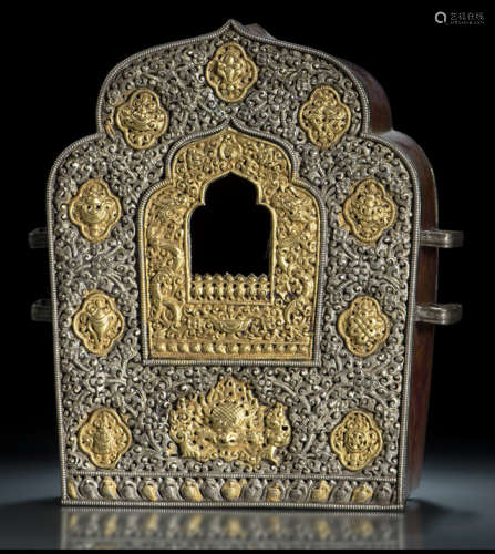 清19世纪，西藏风格 缠枝迦楼罗八吉祥纹护身佛盒