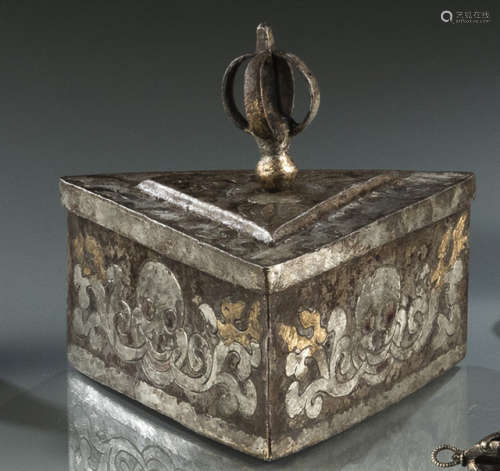 中国17/18世纪，西藏风格 铁错银三角形盖盒