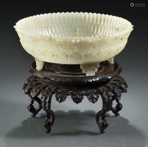清18世纪 玉琱菊瓣纹四足碗