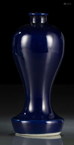 清18世纪 祭蓝釉瓶