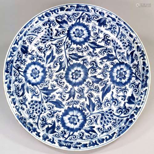 LARGE CHINESE MING BLUE AND WHITE PLATE