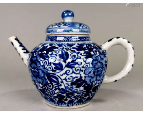 CHINESE BLUE AND WHITE PORCELAIN TEAPOT, QING DYNASTY. SUPERB CONDITION. PROVENANCE: PRIVATE DUTCH ESTATE COLLECTION.
