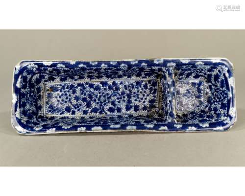 CHINESE BLUE AND WHITE PORCELAIN BRUSH POT