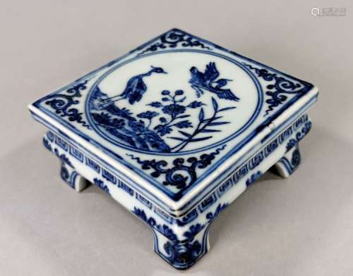 CHINESE BLUE AND WHITE PORCELAIN STAND