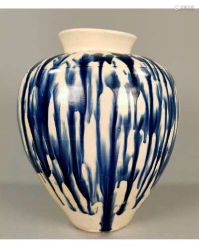CHINESE BLUE AND WHITE PORCELAIN JAR