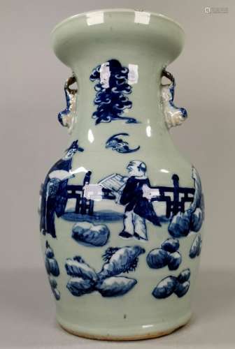 CHINESE QING BLUE AND WHITE PORCELAIN VASE