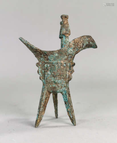 CHINESE ARCHAIC BRONZE TRIPOD VESSEL