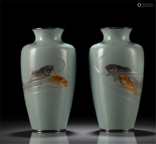 Paar Cloisonné-Vasen mit Dekor eines Karpfens und eines Goldfischs im Stil von Ando Jubei
