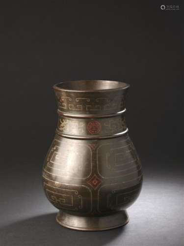 Vase en bronze niellé d'argent et de cuivre Indoch…